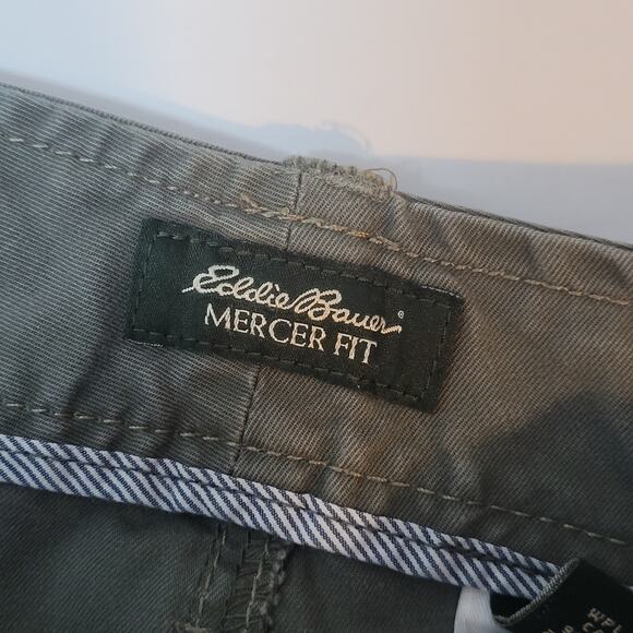 Eddie Bauer Mercer Fit Womens Shorts Olive Green Size 8 Cotton Buttons Pockets - Picture 7 of 12